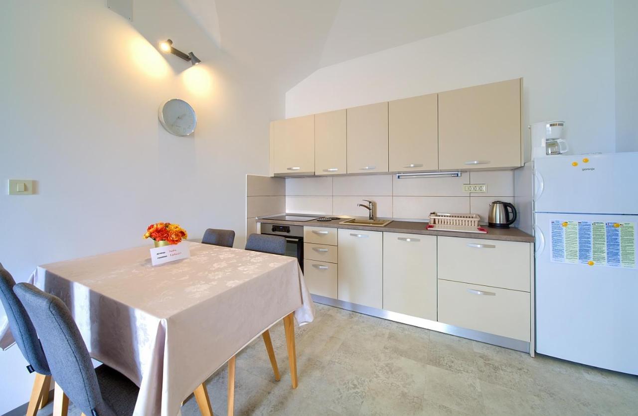 Apartmani Dal Малинска Екстериор снимка