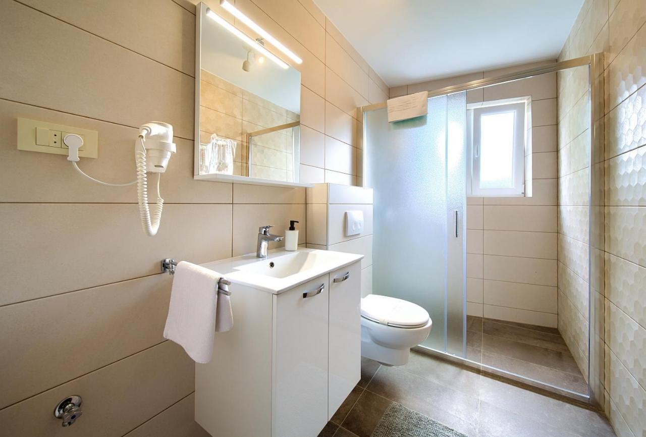 Apartmani Dal Малинска Екстериор снимка