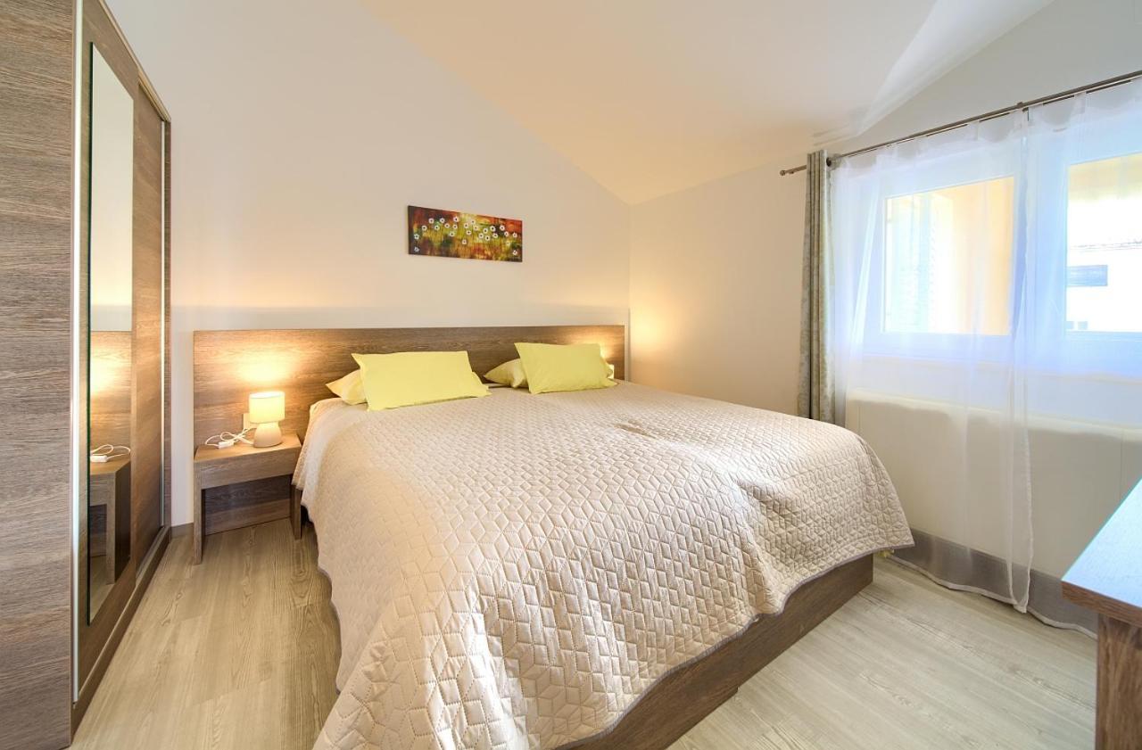 Apartmani Dal Малинска Екстериор снимка