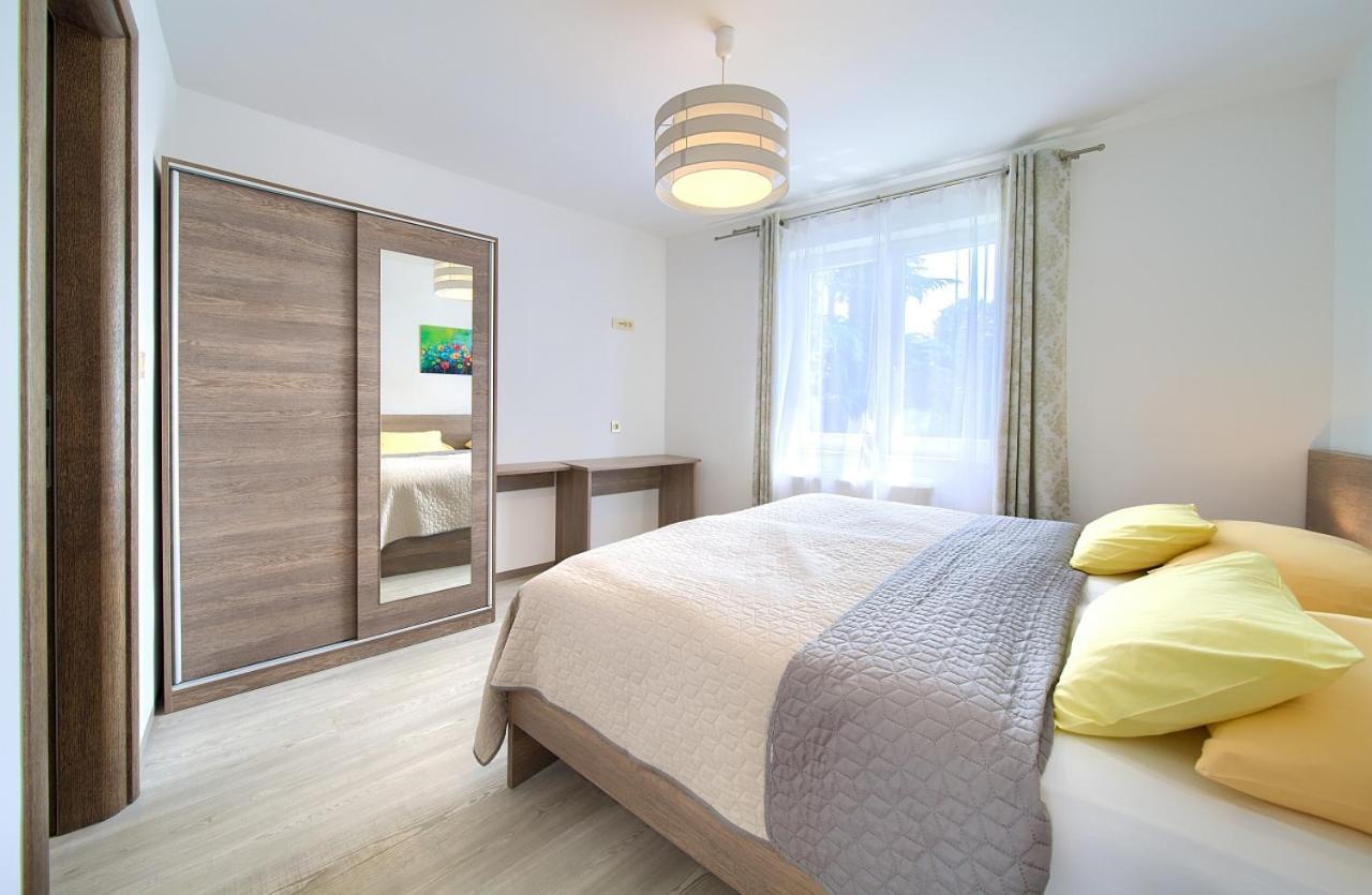 Apartmani Dal Малинска Екстериор снимка