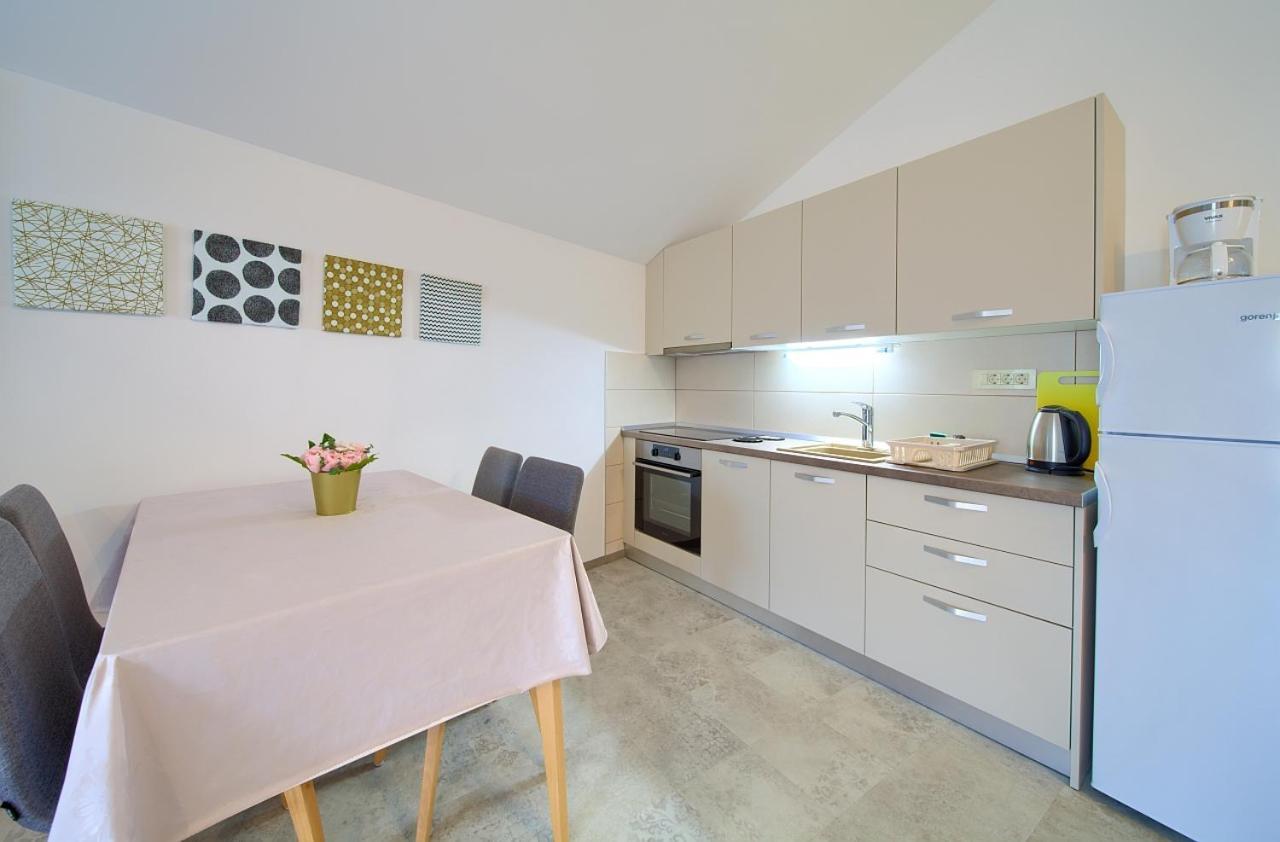 Apartmani Dal Малинска Екстериор снимка